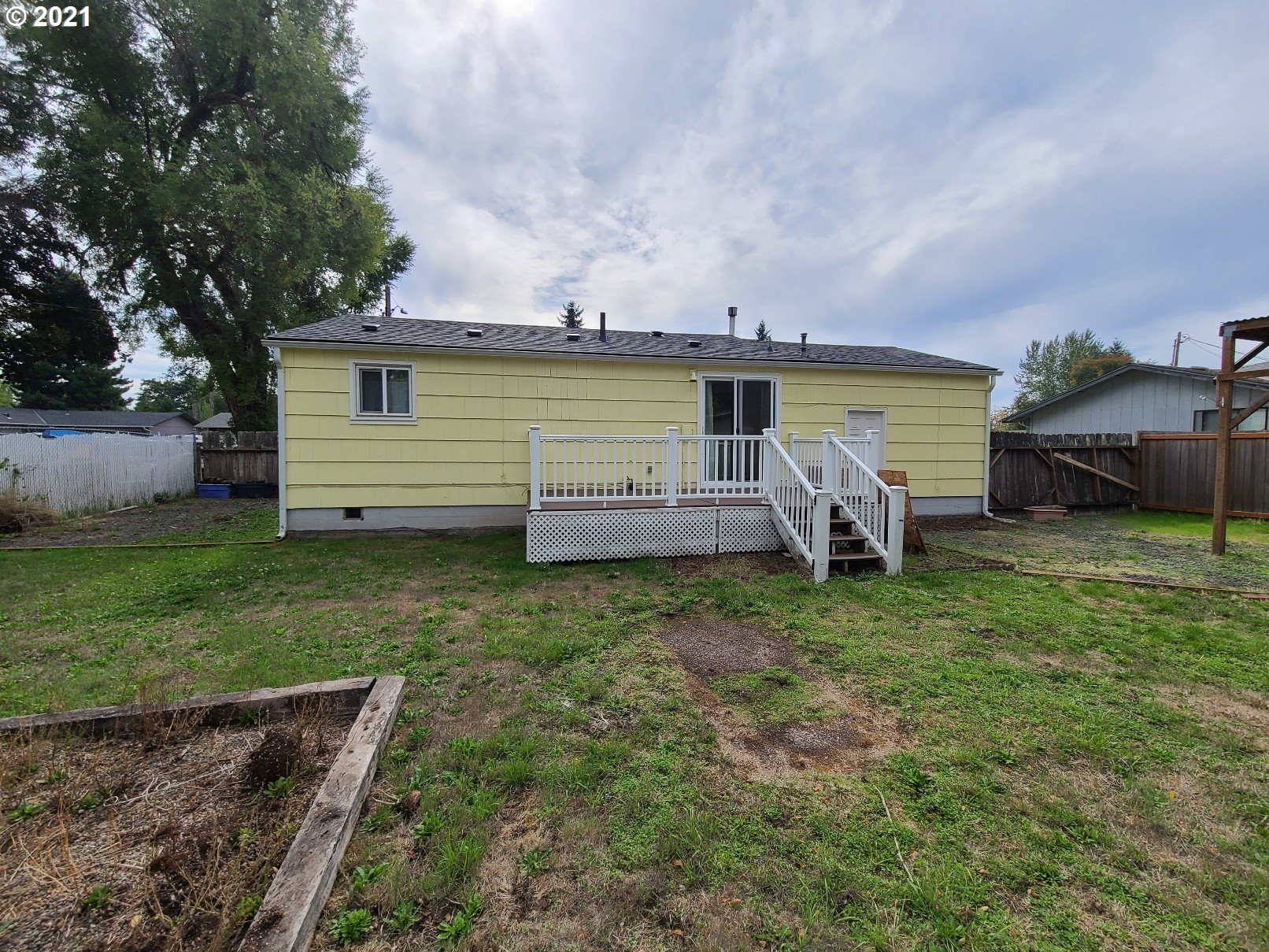5158 D Street Springfield, OR 97478 - Photo 10 of 14 a view of a house with backyard and a garden