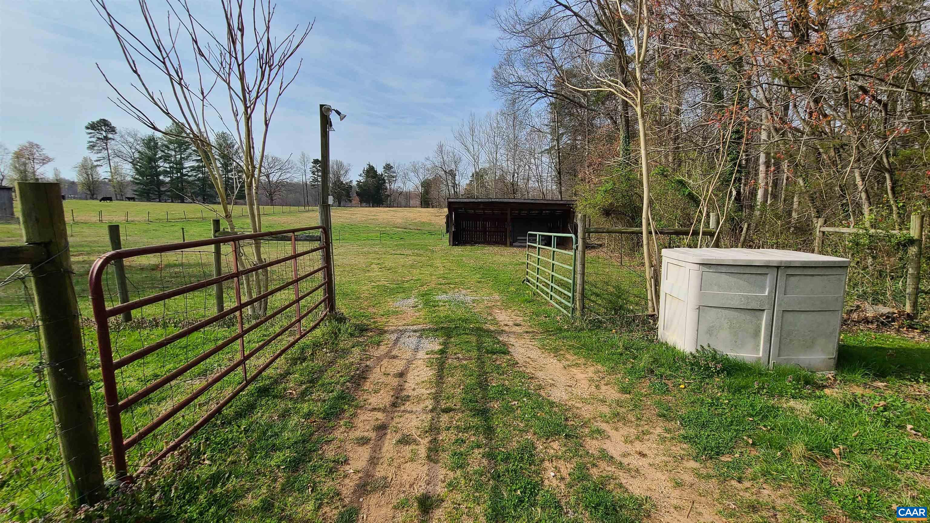 240 Lee Wayside Road Buckingham, VA 23921 - Photo 4 of 42 a view of a garden with wooden fence