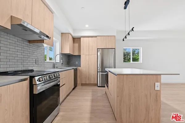 $5,995 | 2523 1/2 South Orange Drive, Los Angeles, CA 90016