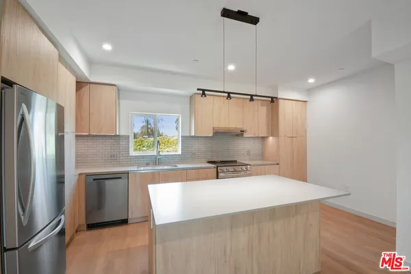 $5,995 | 2523 1/2 South Orange Drive, Los Angeles, CA 90016