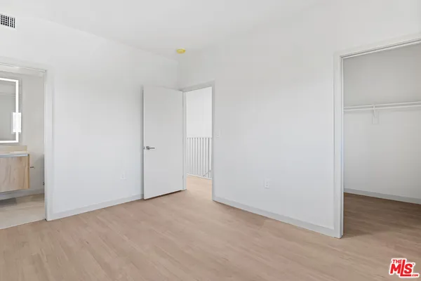 $5,995 | 2523 1/2 South Orange Drive, Los Angeles, CA 90016