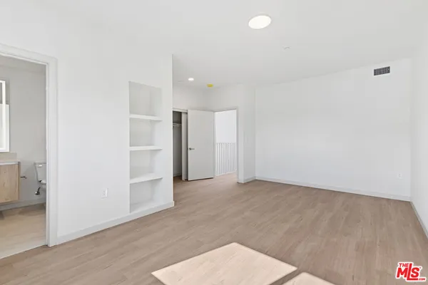 $5,995 | 2523 1/2 South Orange Drive, Los Angeles, CA 90016