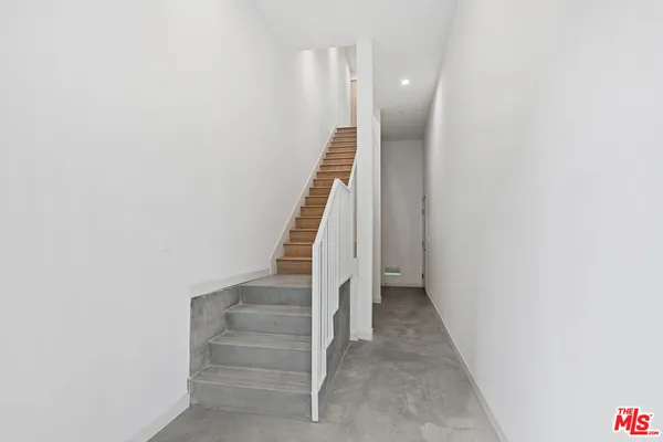 $5,995 | 2523 1/2 South Orange Drive, Los Angeles, CA 90016