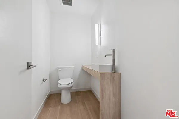 $5,995 | 2523 1/2 South Orange Drive, Los Angeles, CA 90016