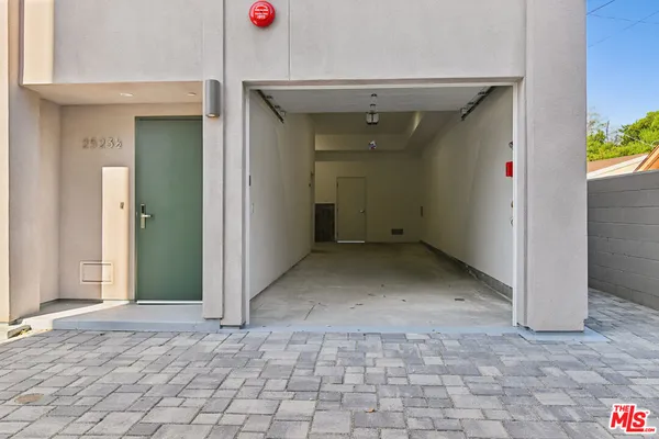 $5,995 | 2523 1/2 South Orange Drive, Los Angeles, CA 90016