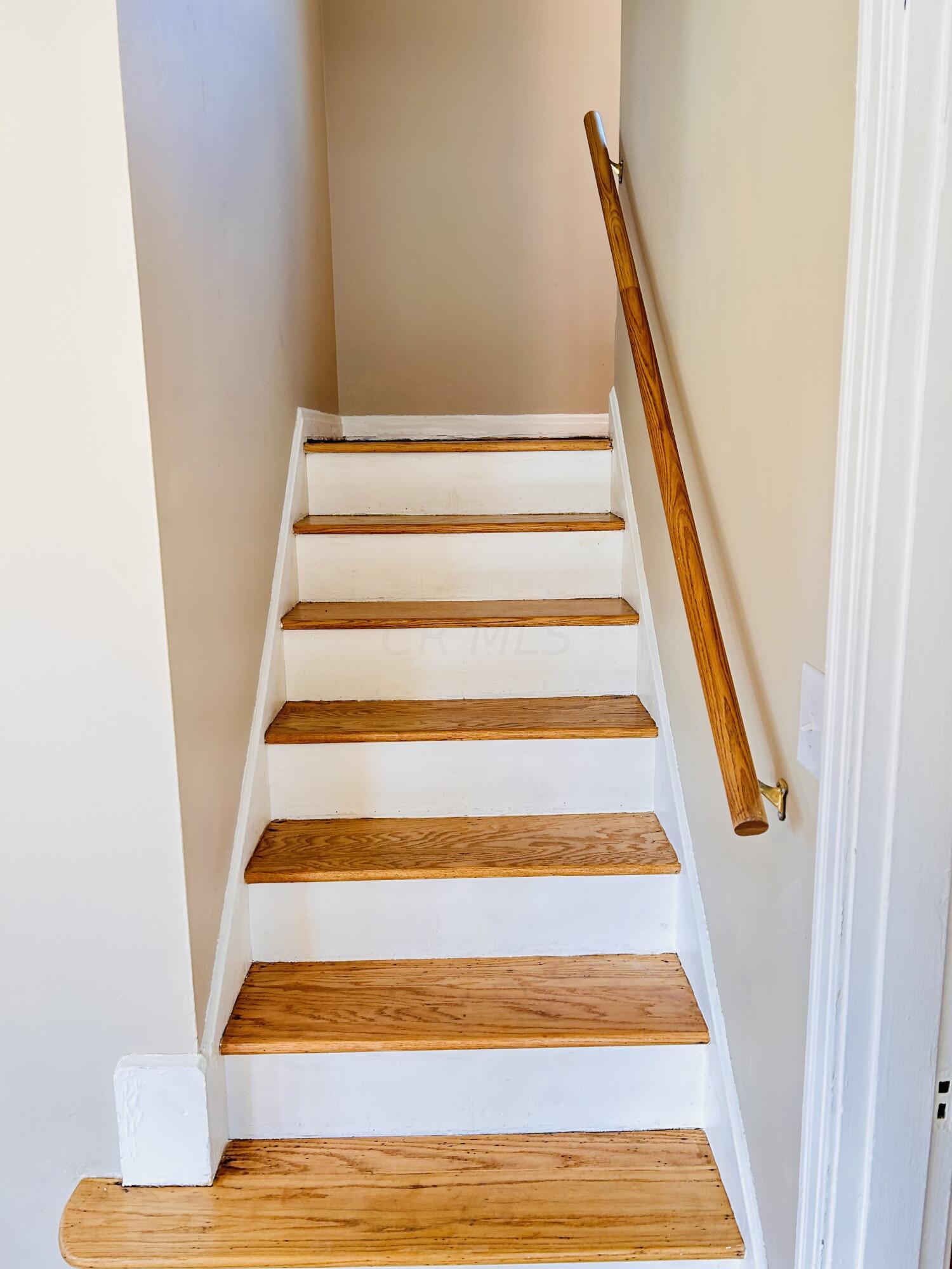 754 South James Road Columbus, OH 43227 - Photo 17 of 37 Stairway