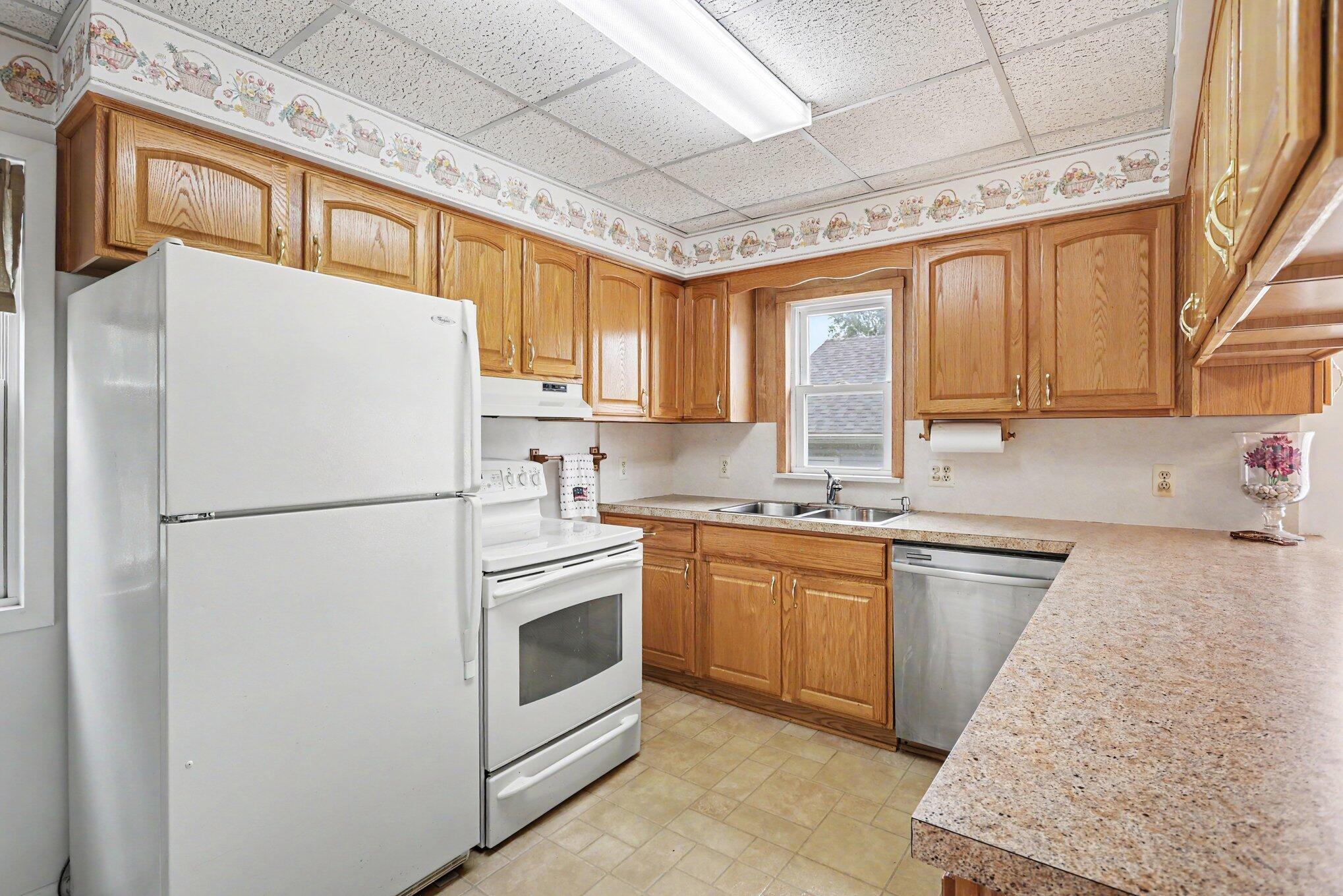 2901 Hartline Drive Rochester, MI 48309 - Photo 8 of 31 007_file_8998