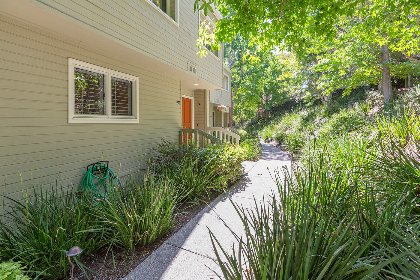 903 Weldon Road Santa Barbara, CA 93109 - Photo 12 of 15 Walkway