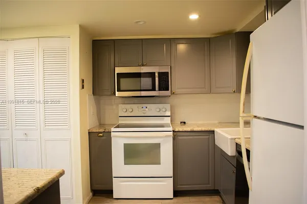 $1,900 | 260 Northwest 76th Avenue, Unit 406, Margate, FL 33063