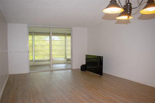 $1,900 | 260 Northwest 76th Avenue, Unit 406, Margate, FL 33063
