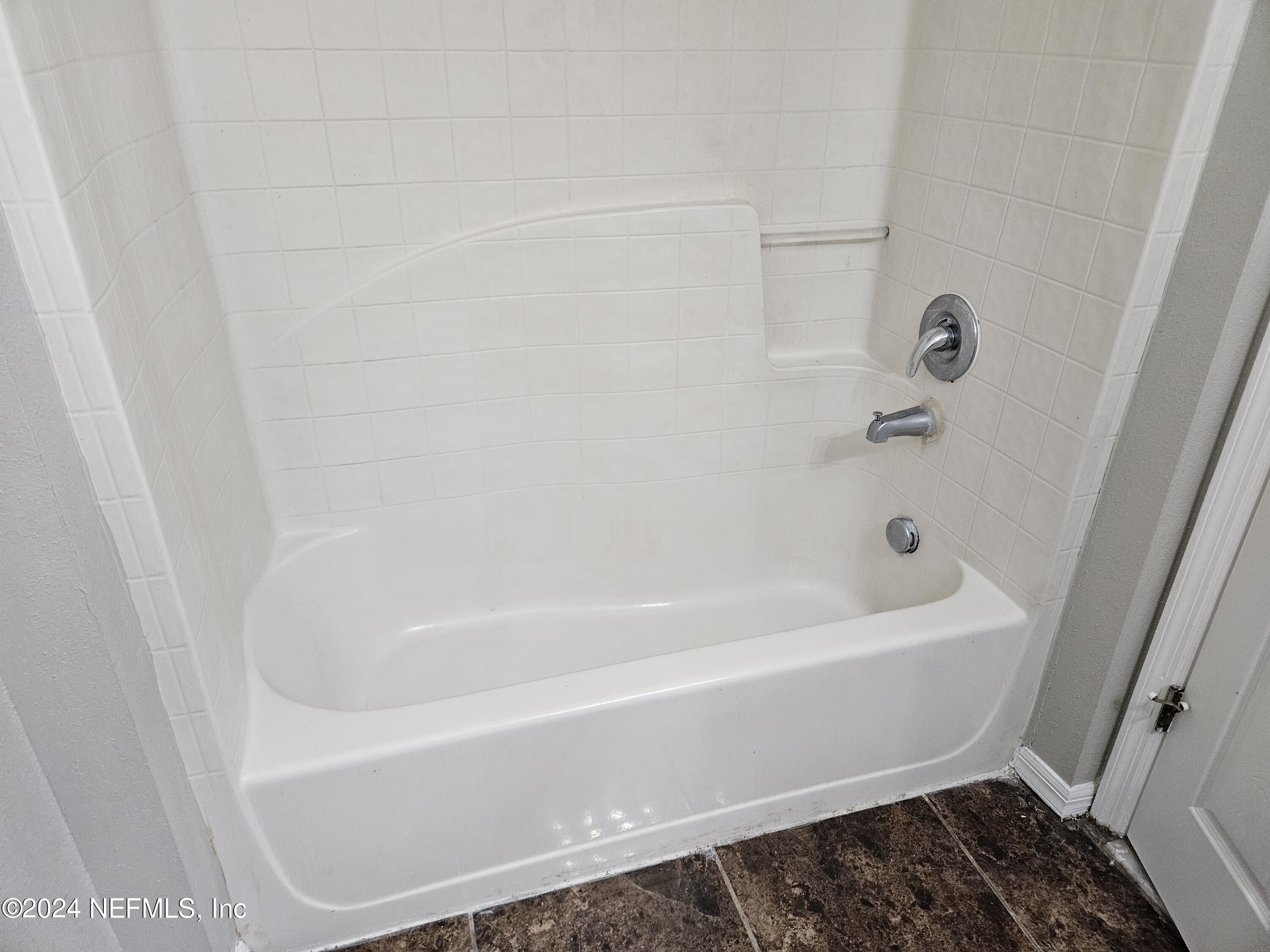 711 Talking Tree Drive Jacksonville, FL 32205 - Photo 46 of 61 a bathroom with a bathtub