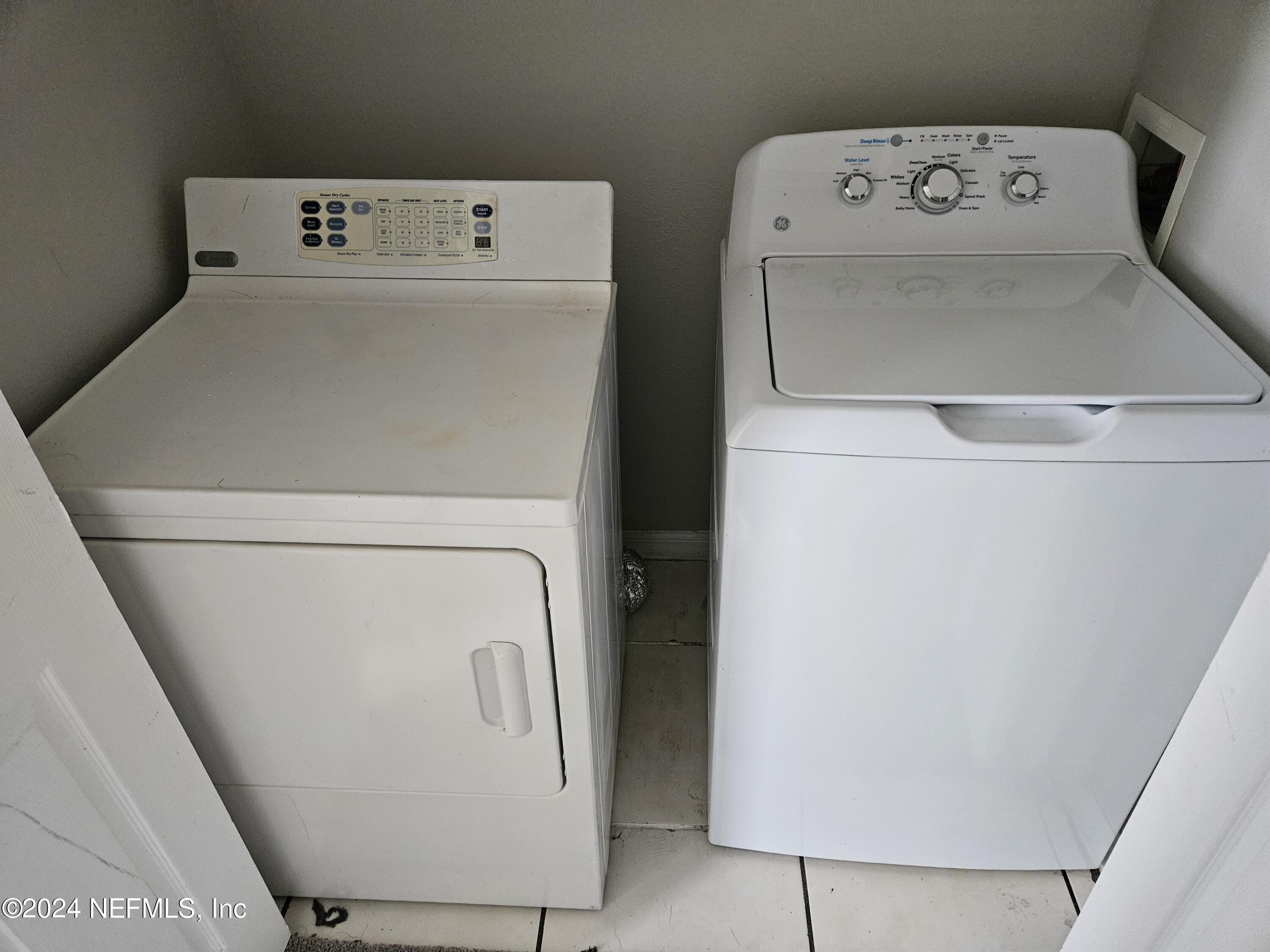 711 Talking Tree Drive Jacksonville, FL 32205 - Photo 6 of 61 a utility room with dryer and washer