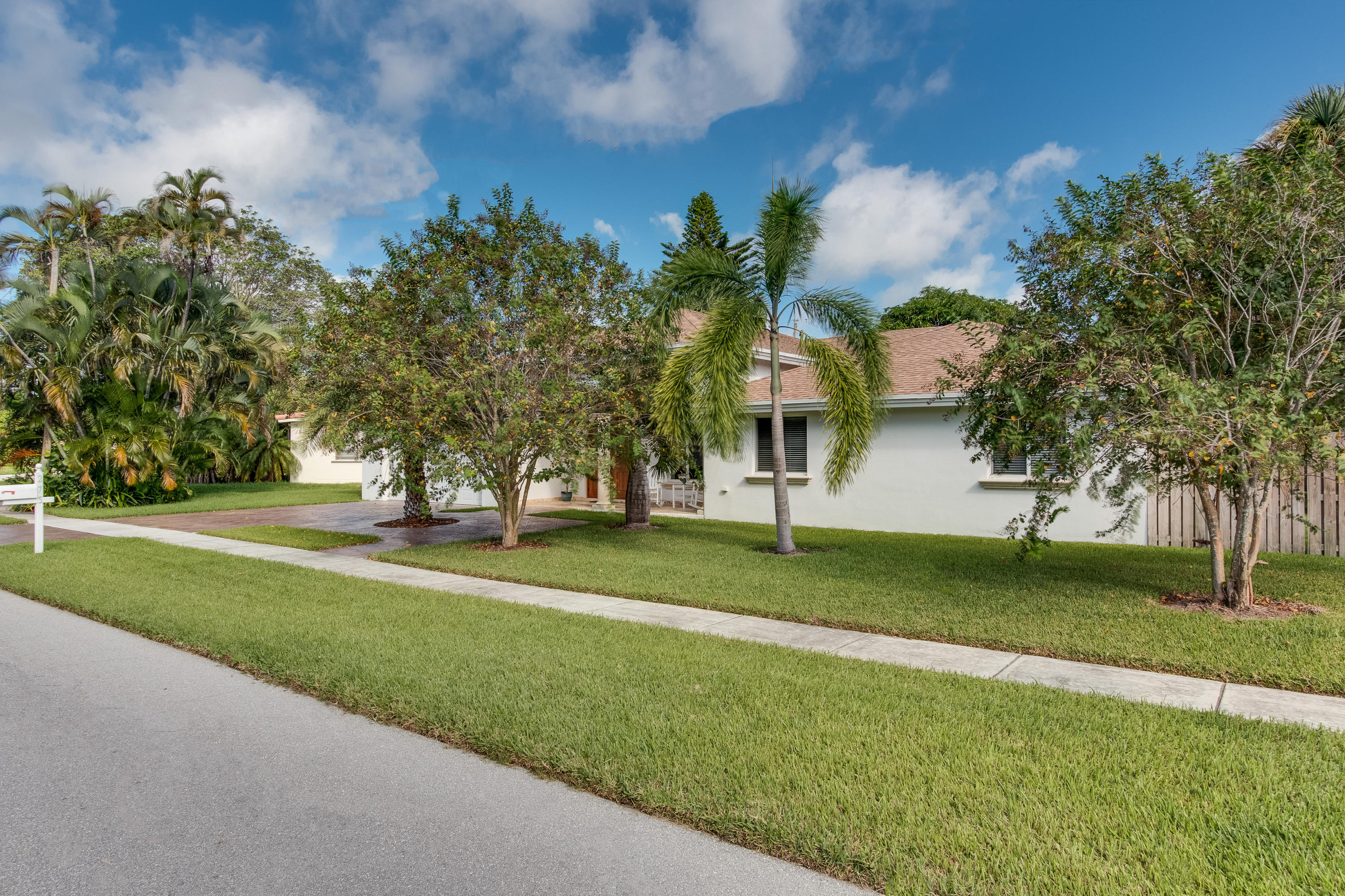 275 Northeast 5th Street Boca Raton, FL 33432 - Photo 5 of 43 front