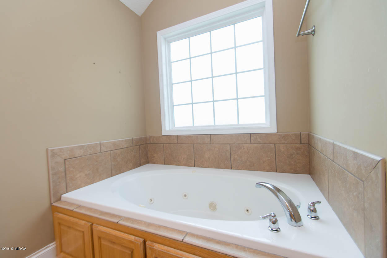 2725 Moseley Road Byron, GA 31008 - Photo 16 of 34 a bathroom with a bathtub