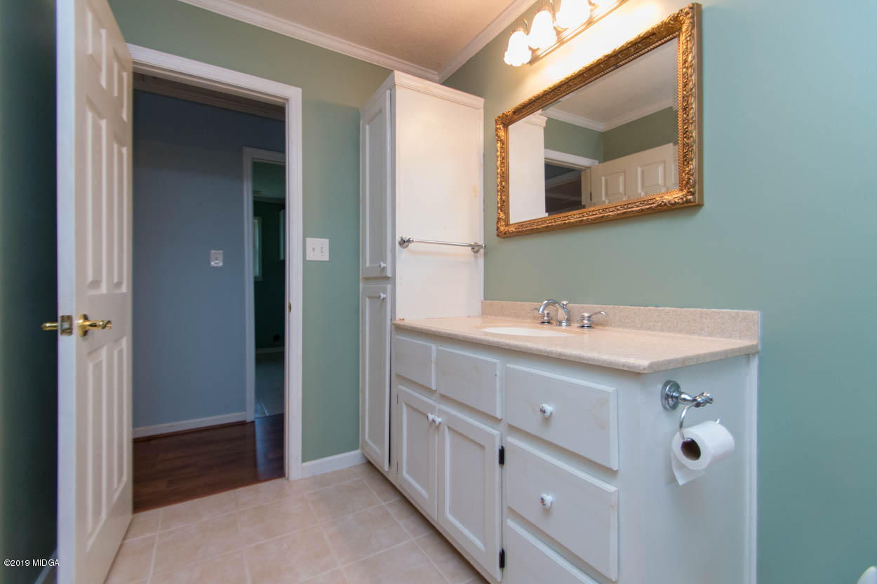 2725 Moseley Road Byron, GA 31008 - Photo 33 of 34 a bathroom with a sink and a mirror