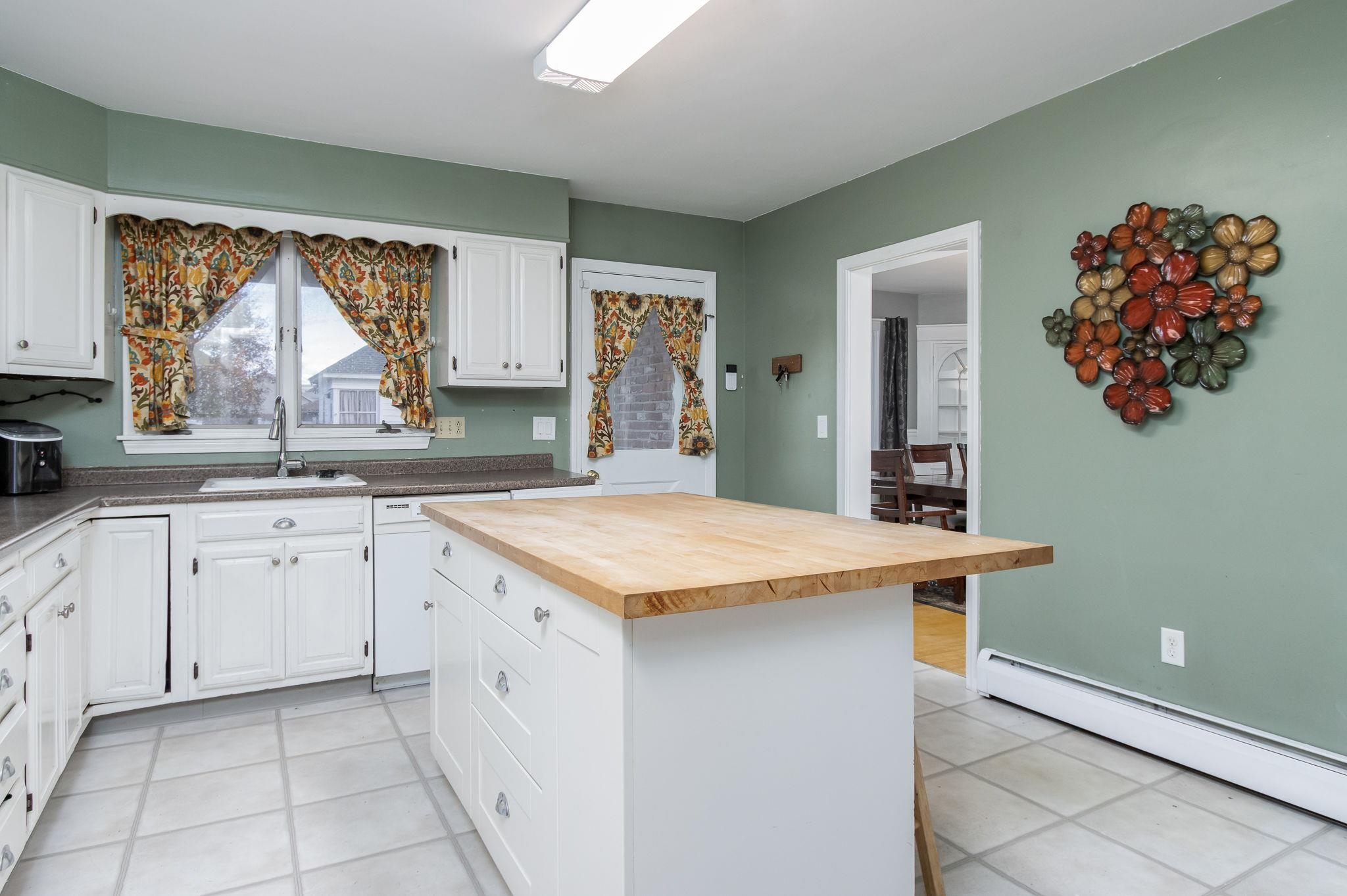 509 Kelley Street Manchester, NH 03102 - Photo 4 of 46