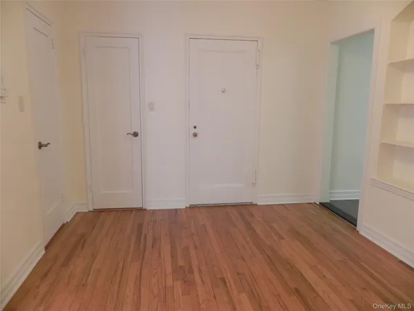 $2,350 | 160 South Middle Neck Road, Unit 1N, Great Neck, NY 11021