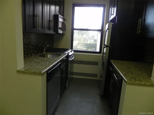 $2,350 | 160 South Middle Neck Road, Unit 1N, Great Neck, NY 11021