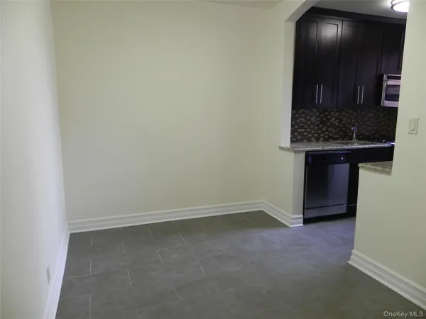 $2,350 | 160 South Middle Neck Road, Unit 1N, Great Neck, NY 11021