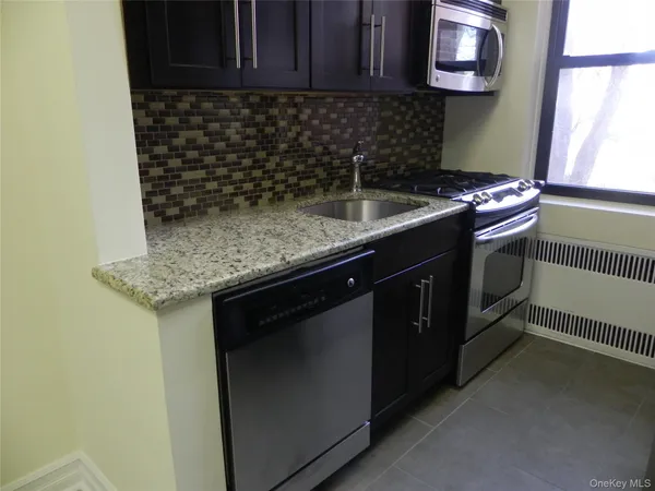 $2,350 | 160 South Middle Neck Road, Unit 1N, Great Neck, NY 11021