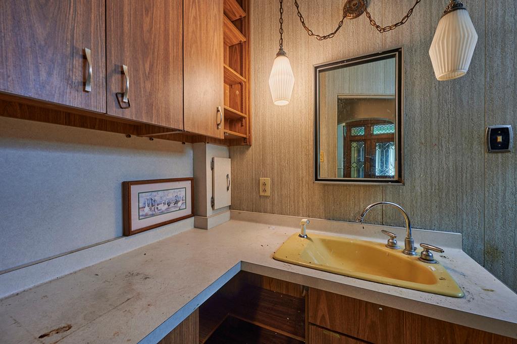 2044 Brownsville Road Pittsburgh, PA 15210 - Photo 17 of 33