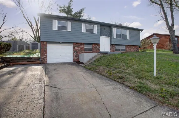 $199,900 | 5808 Dogwood Lane, Godfrey, IL 62035