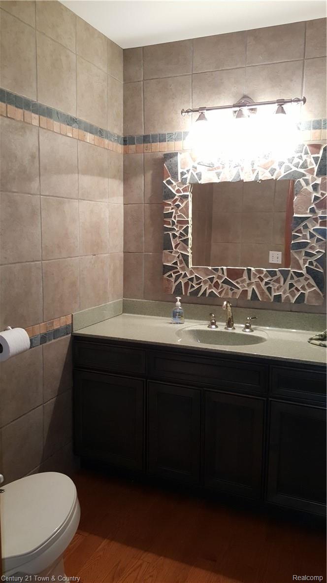 1737 North Kilburn Road Rochester, MI 48306 - Photo 17 of 40 Updated Half Bath