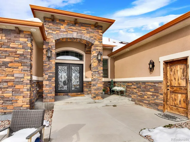 a view of entryway with livingroom