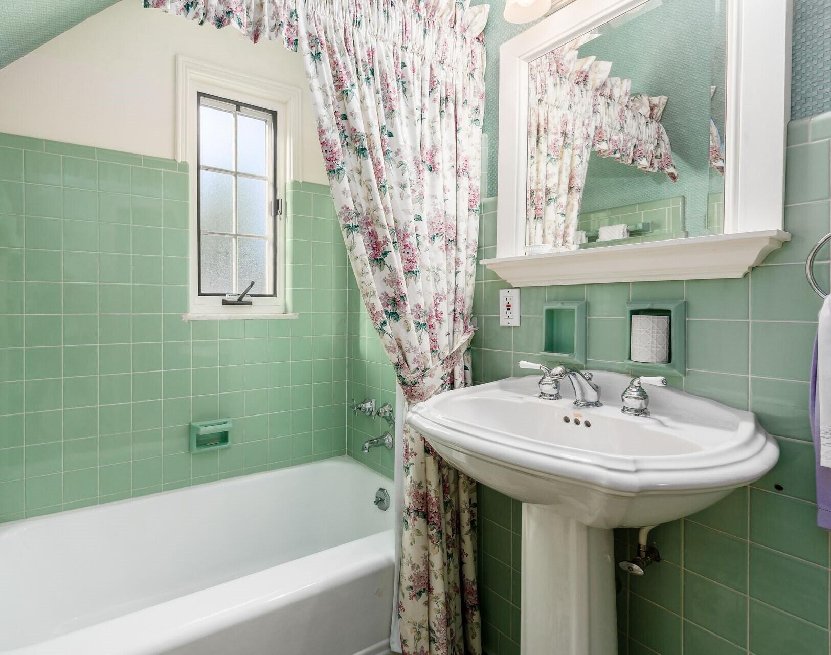 1980 Upper Chelsea Road Columbus, OH 43221 - Photo 27 of 40 Guest Bath