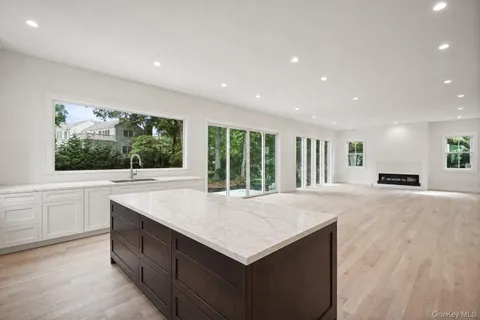 $4,495,000 | 8 Crest Lane, Scarsdale, NY 10583