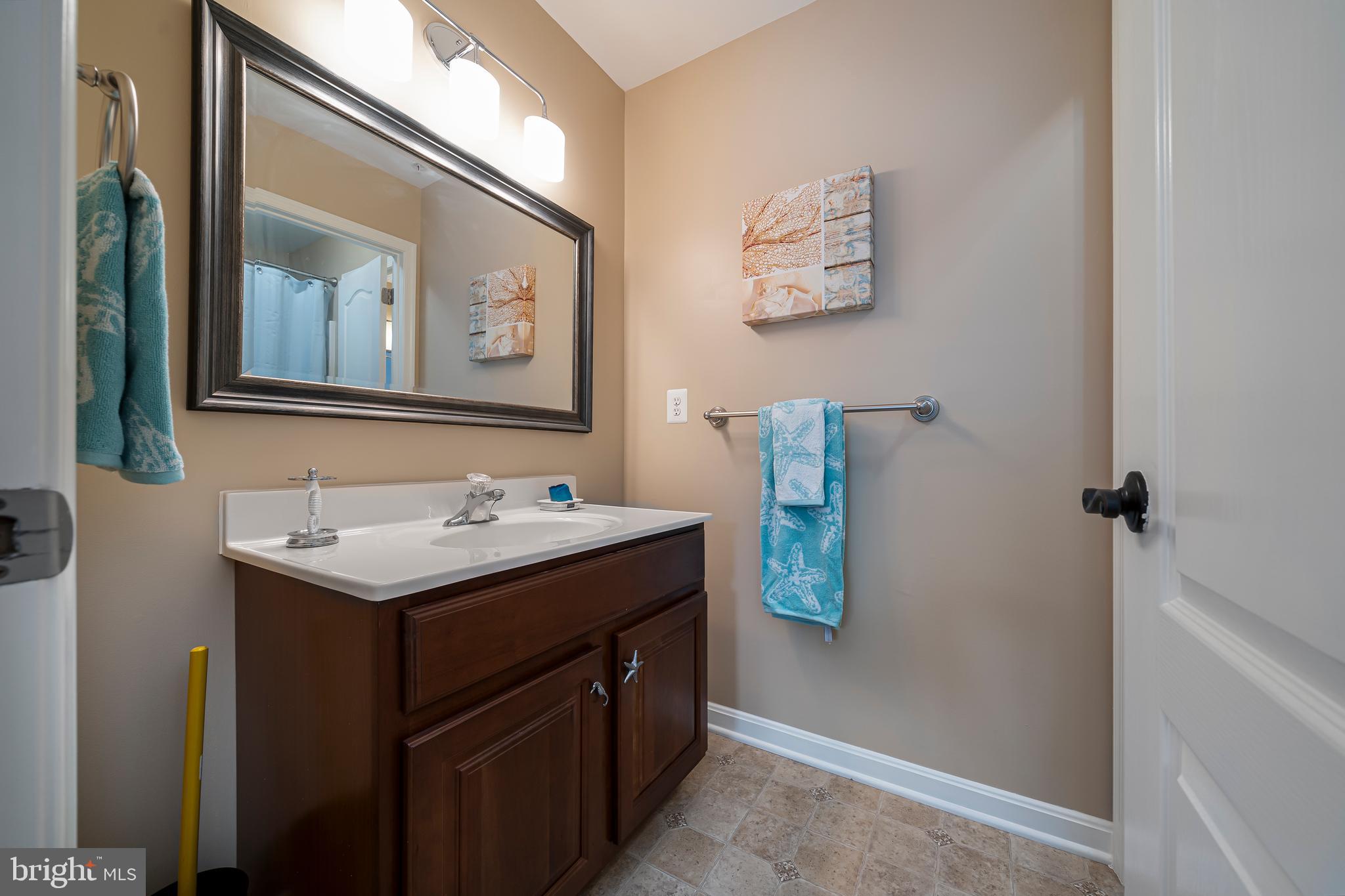 938 Muller Road Westminster, MD 21157 - Photo 43 of 60 Jack & Jill Bathroom
