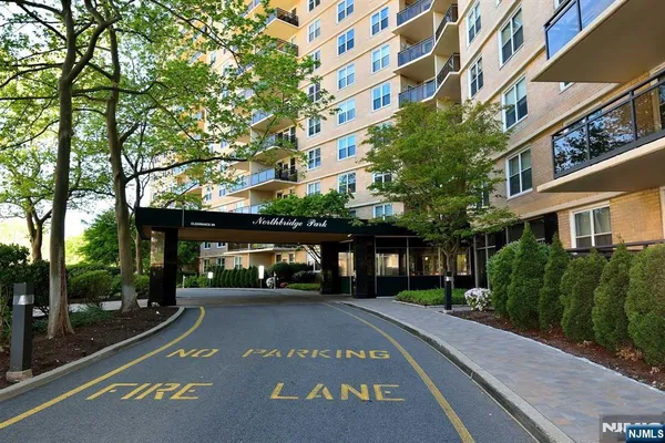 $278,000 | 2200 North Central Road, Unit 5W, Fort Lee, NJ 07024