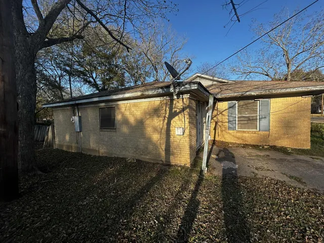 a view of a back yard of the house