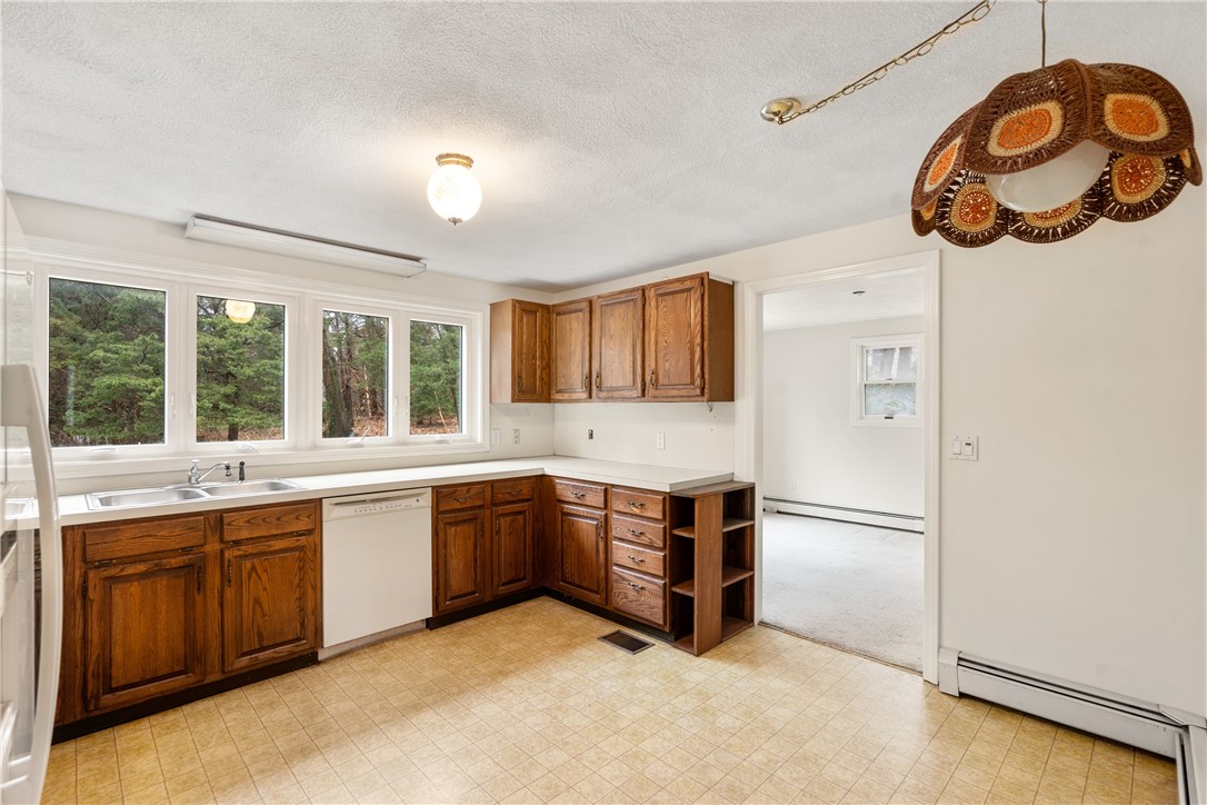 108 Hines Farm Road Cranston, RI 02921 - Photo 15 of 34 Kitchen