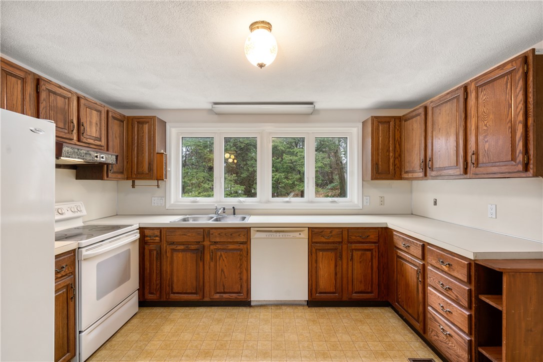 108 Hines Farm Road Cranston, RI 02921 - Photo 16 of 34 Kitchen