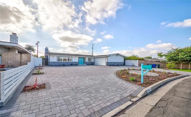 a view of a houses with sitting area