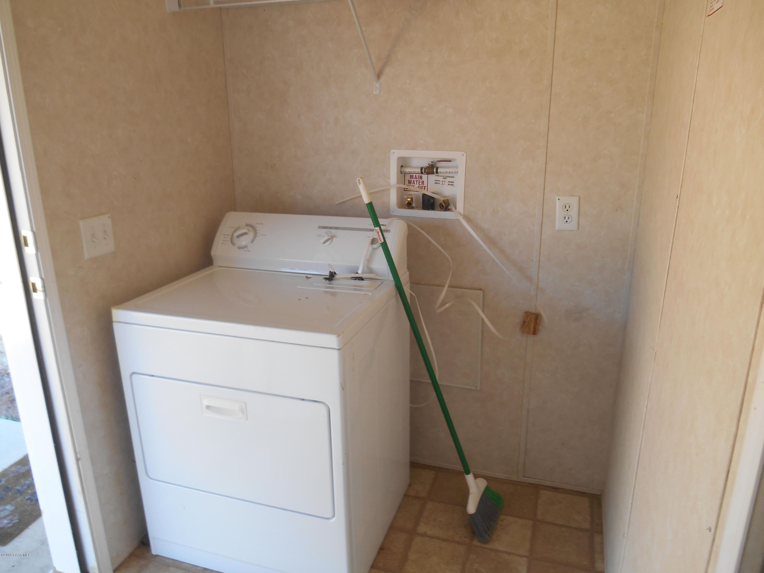 17120 Leprechaun Road Dewey, AZ 86327 - Photo 22 of 25 laundry room
