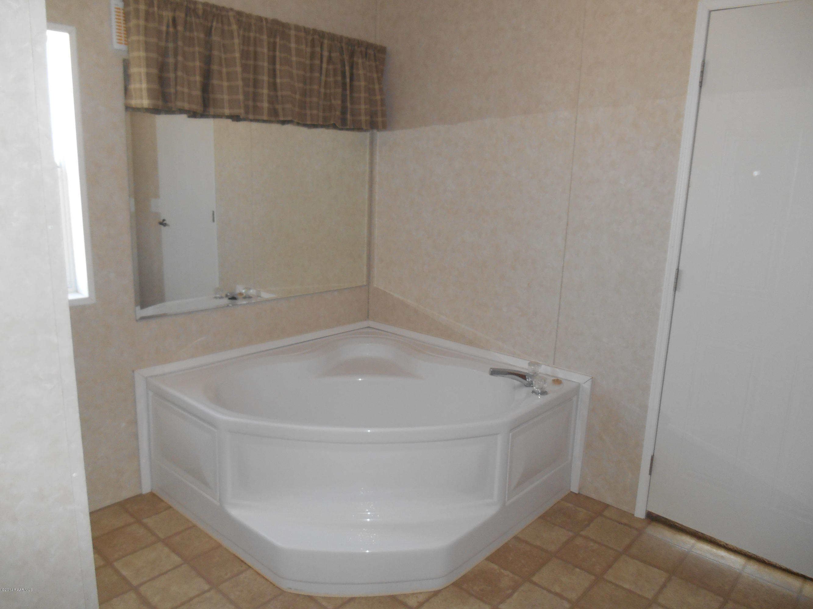 17120 Leprechaun Road Dewey, AZ 86327 - Photo 24 of 25 mster tub