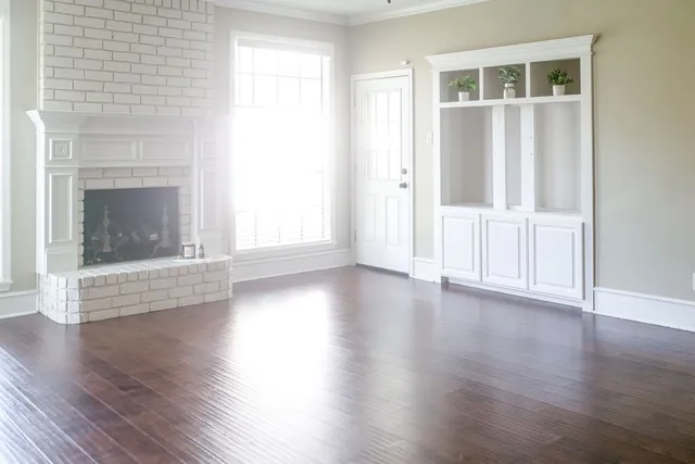 a kitchen that has a stove and a refrigerator