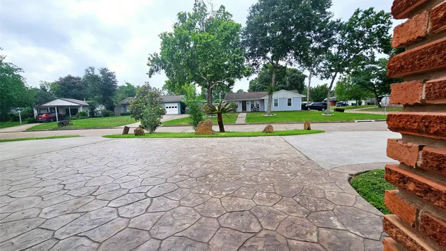 $315,000 | 6946 Cole Creek Drive, Houston, TX 77092