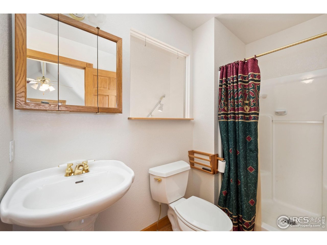 965 Stone Mountain Ranch Road Loveland, CO 80537 - Photo 31 of 49 Upstairs bathroom