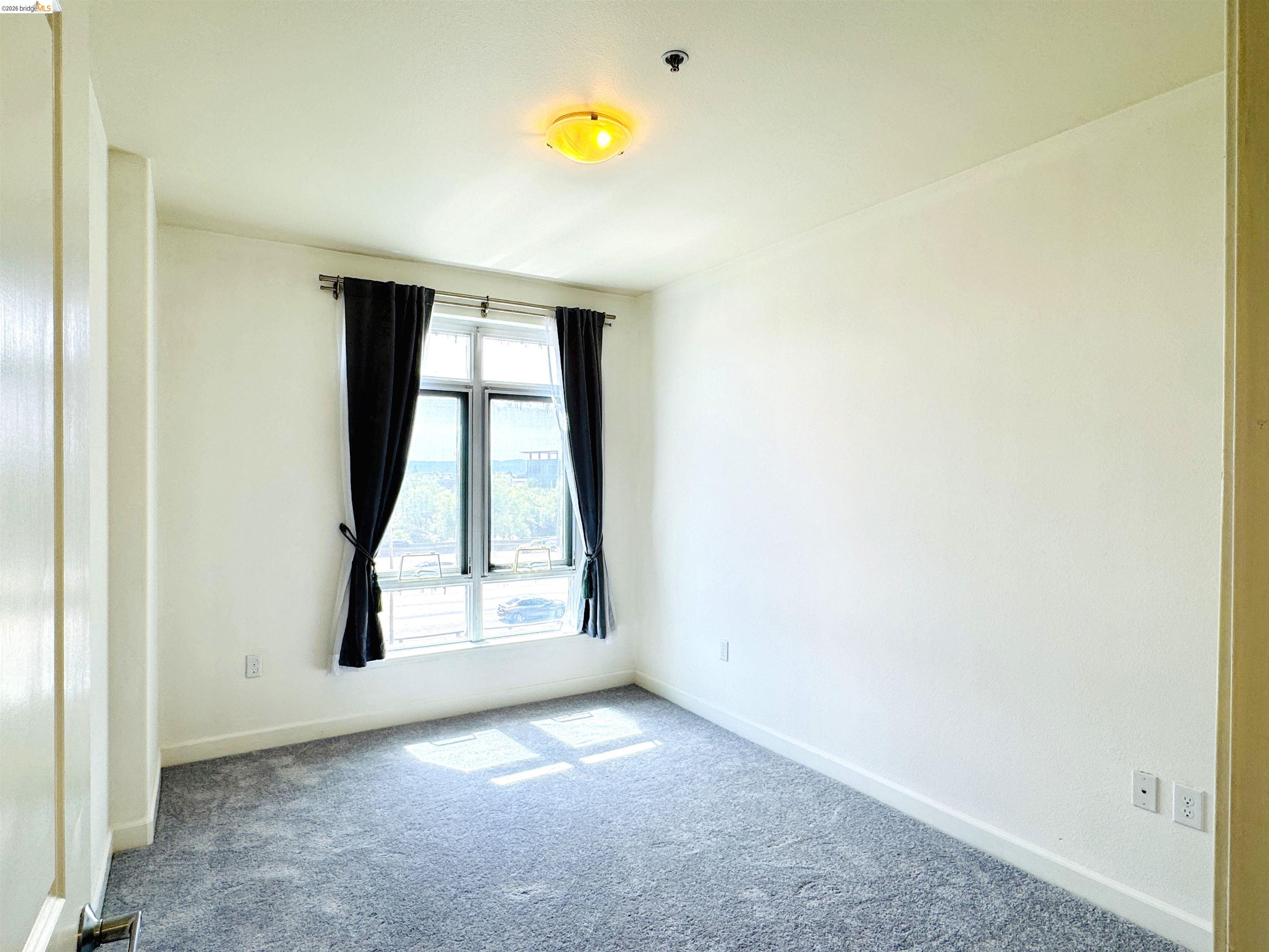 423 7th Street, Unit 303 Oakland, CA 94607 - Photo 16 of 19 an empty room with a window