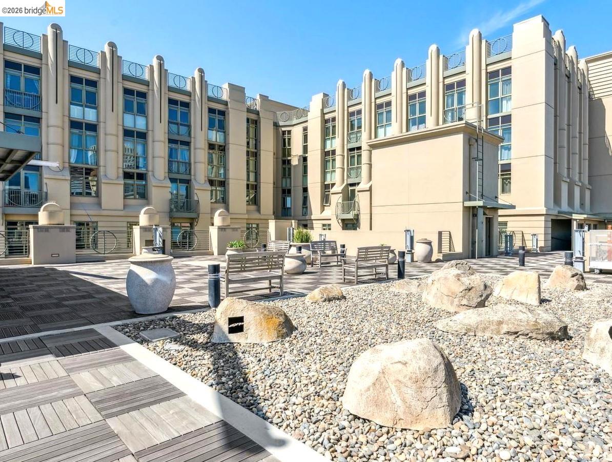 423 7th Street, Unit 303 Oakland, CA 94607 - Photo 4 of 19 a view of a building with a outdoor space