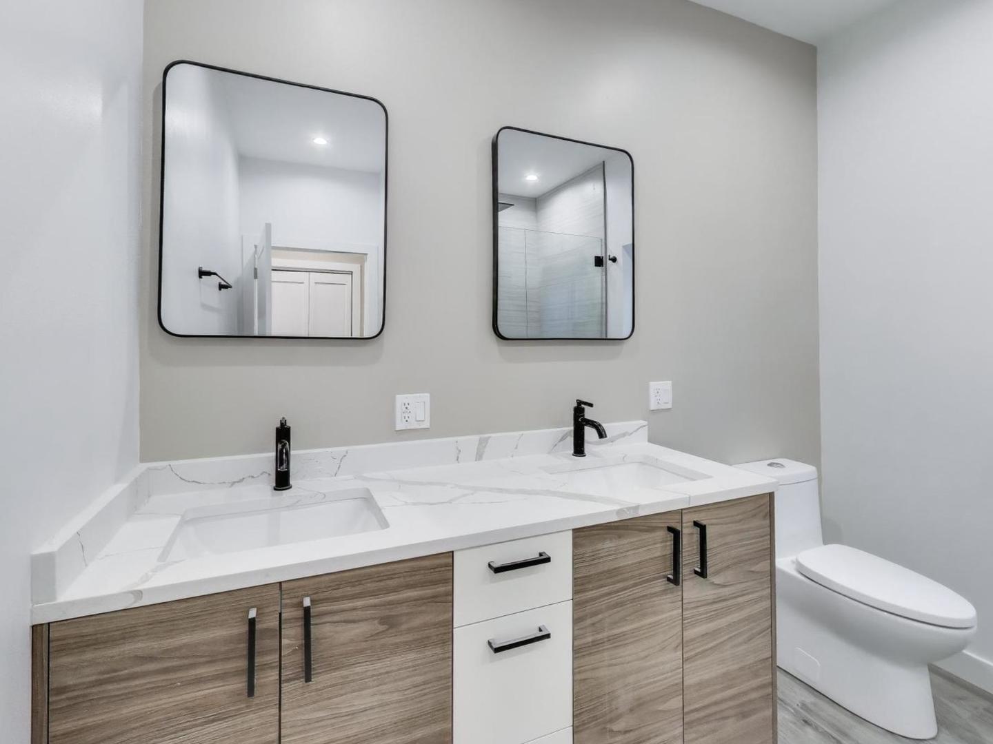 1721 West Arthur Avenue Chicago, IL 60626 - Photo 9 of 26 a bathroom with a toilet a sink and mirror