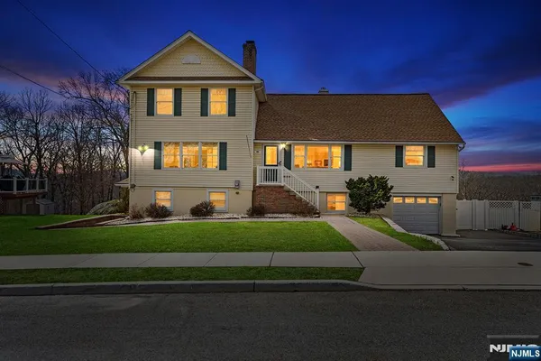 $725,000 | 50 Hilltop Terrace, Bloomingdale, NJ 07403