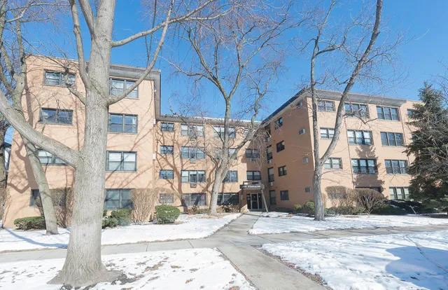 $349,000 | 444 Washington Boulevard, Unit 404, Oak Park, IL 60302