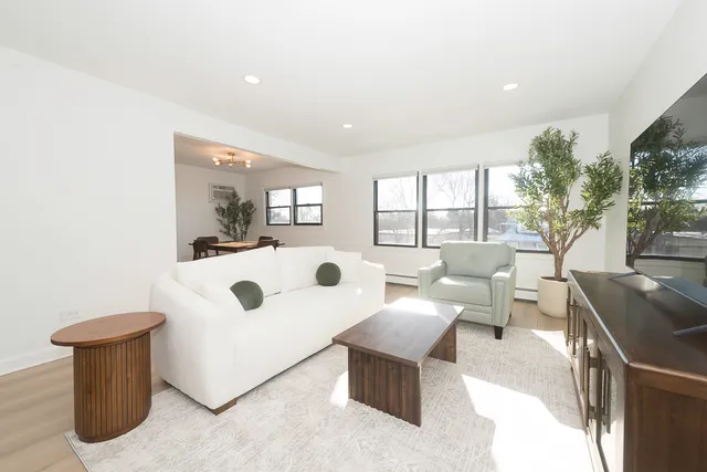 $349,000 | 444 Washington Boulevard, Unit 404, Oak Park, IL 60302