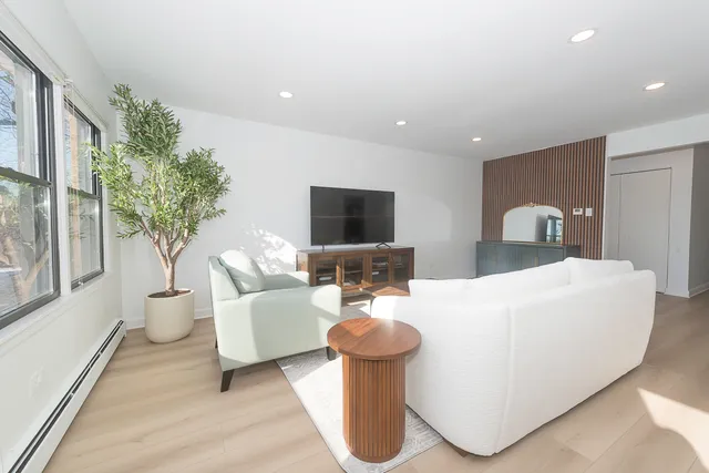 $349,000 | 444 Washington Boulevard, Unit 404, Oak Park, IL 60302