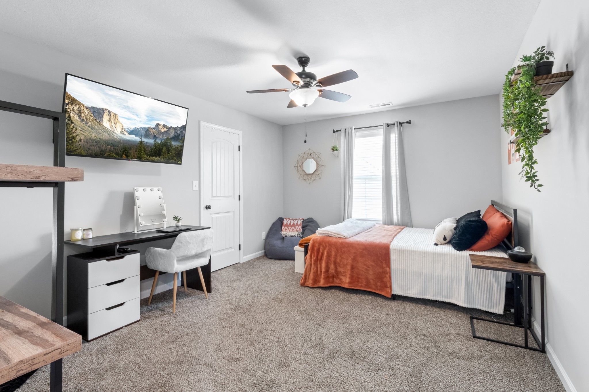 218 Elwell Road Clarksville, TN 37042 - Photo 25 of 35 One of the Large Guest Bedrooms!