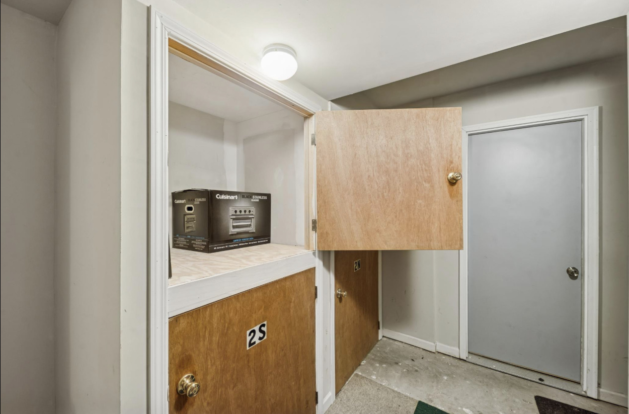 4834 North Kenmore Avenue, Unit 3N Chicago, IL 60640 - Photo 21 of 28 a utility room with washer and dryer
